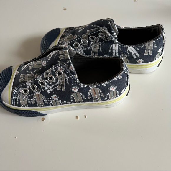 [BOGO ✨] Robot Slip-On Shoes 🤖 - Picture 3 of 6